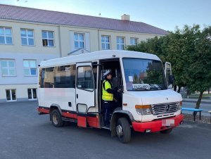 Policjant podczas kontroli autobusów szkolnych zgodnie z treścią komunikatu