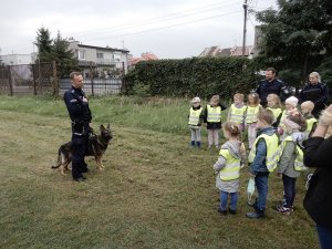 Dzieci z wizytą w budynku Policji zgodnie z treścią komunikatu