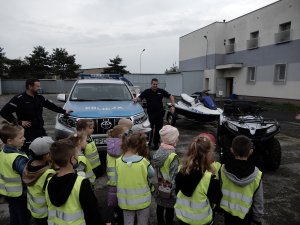 Dzieci z wizytą w budynku Policji zgodnie z treścią komunikatu