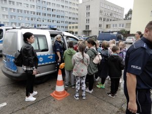 Dzieci z wizytą w budynku Policji zgodnie z treścią komunikatu