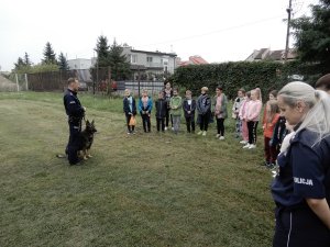 Dzieci z wizytą w budynku Policji zgodnie z treścią komunikatu