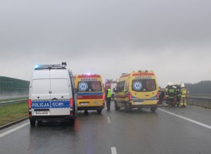 Policjanci podczas zabezpieczania miejsca wypadku zgodnie z treścią komunikatu