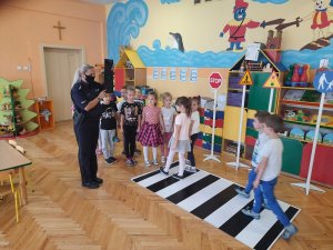 Policjanci podczas spotkania z dziećmi zgodnie z treścią komunikatu