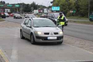 Policjanci podczas działań na drogach zgodnie z komunikatem