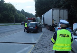 Policjanci ruchu drogowego podczas działań zgodnie z treścią komunikatu