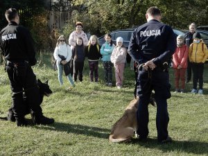 Policjanci podczas spotkań z dziećmi zgodnie z treścią komunikatu