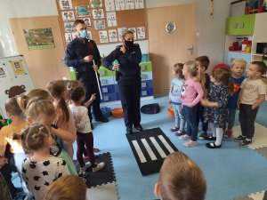 Policjanci podczas spotkań z dziećmi zgodnie z treścią komunikatu