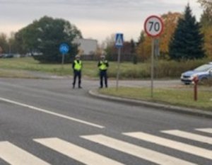 Policjanci podczas działań zgodnie z treścią komunikatu