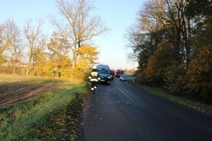 Policjanci podczas czynności w sprawie wypadku drogowego zgodnie z treścią komunikatu