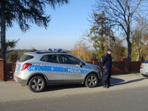 Policjanci podczas działań znicz zgodnie treścią komunikatu