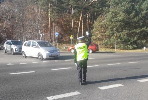 Policjant podczas czynności na drodze zgodnie z treścią komunikatu