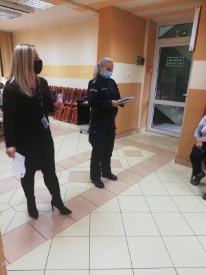 Policjantki podczas spotkania s seniorami zgodnie z treścią komunikatu