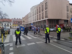 Policjanci podczas uroczystości zgodnie z treścią komunikatu