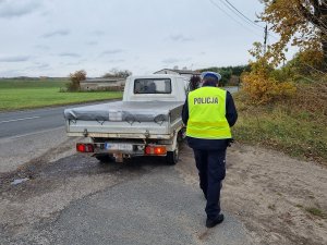 Policjant podczas kontroli oświetlenia