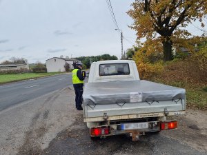 Policjant podczas kontroli oświetlenia