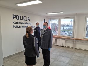 Ślubowanie policjanta w budynku komendy zgodnie z treścią komunikatu