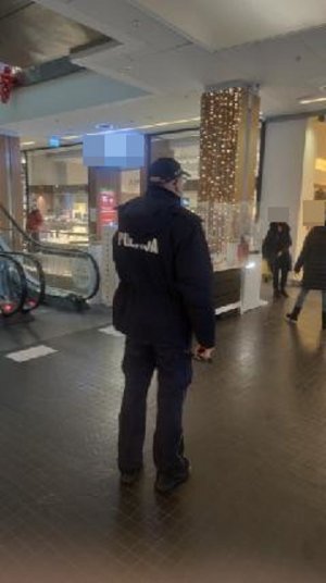 Policjant podczas czynności w sklepie zgodnie z treścią komunikatu