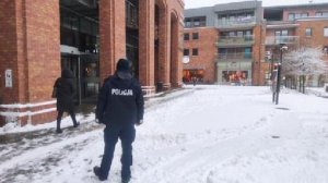 Policjant podczas czynności w sklepie zgodnie z treścią komunikatu