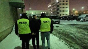 Policjanci podczas czynności z zatrzymanym na terenie komendy