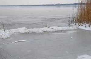 Służby kontrolują jeziora zgodnie z treścią komunikatu