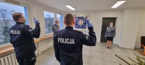 Ślubowanie w pomieszczeniu nowych policjantów