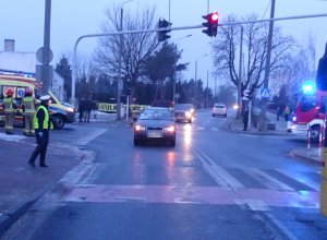 Zdjęcia policjantów podczas czynności na miejscu wypadku