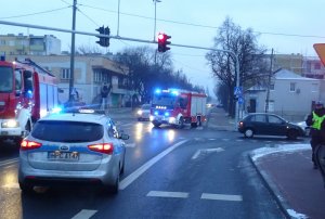 Zdjęcia policjantów podczas czynności na miejscu wypadku