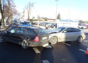 Policjanci podczas zabezpieczenia kolizji drogowej zgodnie z komunikatem