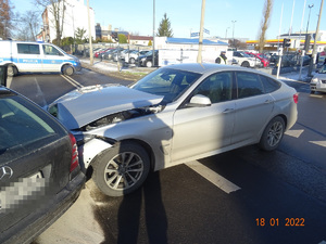 Policjanci podczas zabezpieczenia kolizji drogowej zgodnie z komunikatem