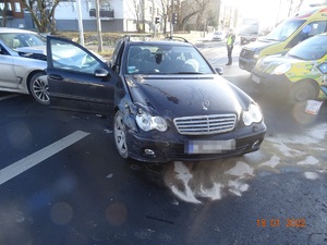 Policjanci podczas zabezpieczenia kolizji drogowej zgodnie z komunikatem