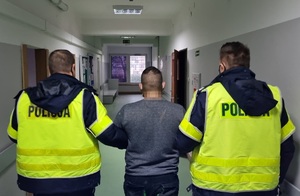 Policjanci podczas czynności w komendzie z zatrzymana osobą