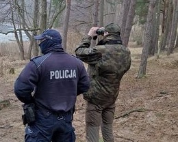 Policjant i strażnik leśny podczas obserwacji