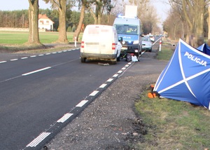 Policjanci ruchu drogowego podczas czynności na miejscu wypadku drogowego zgodnie z treścią komunikatu