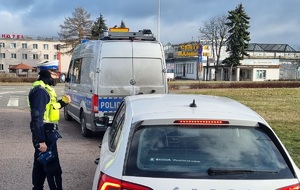 Policjanci ruchu drogowego podczas działań kontrolnych na drodze zgodnie z treścią komunikatu