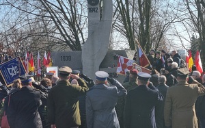 Zdjęcia uczestników podczas uroczystości pod pomnikiem zgodnie z treścią komunikatu