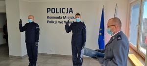 Ślubowanie policjantów w budynku komendy