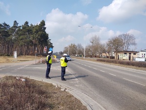 Policjanci ruchu drogowego podczas działań na drodze