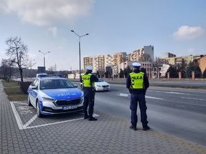 Policjanci ruchu drogowego podczas działań na drodze