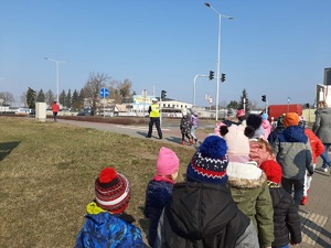 Policjantka podczas działań profilaktycznych z dziećmi