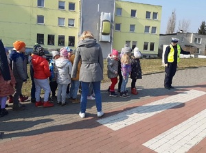 Policjantka podczas działań profilaktycznych z dziećmi