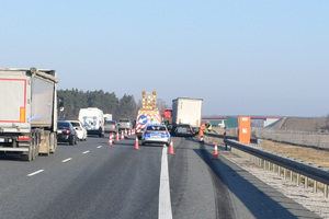 Policjanci podczas czynności w sprawie wypadku drogowego