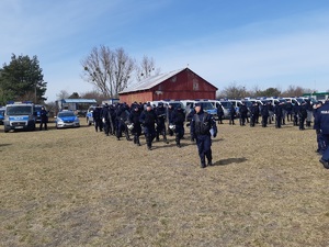 Policjanci podczas ćwiczeń na podwłocławskim lotnisku