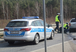 Policjanci podczas czynności na drodze