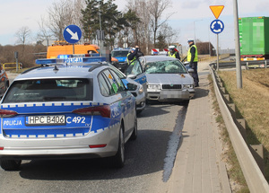 Policjanci podczas czynności na drodze