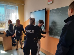 Policjanci na spotkaniu z uczniami w klasie