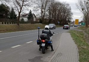 Policjant podczas patrolu drogowego z wykorzystaniem motocykla