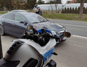 Policjant podczas patrolu drogowego z wykorzystaniem motocykla