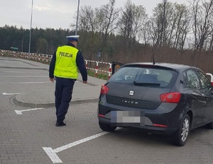 Policjant podczas czynności na drodze