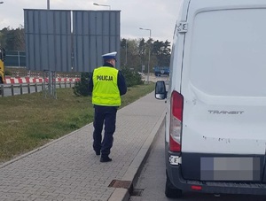 Policjant podczas czynności na drodze