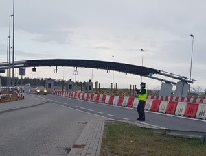 Policjant podczas czynności na drodze